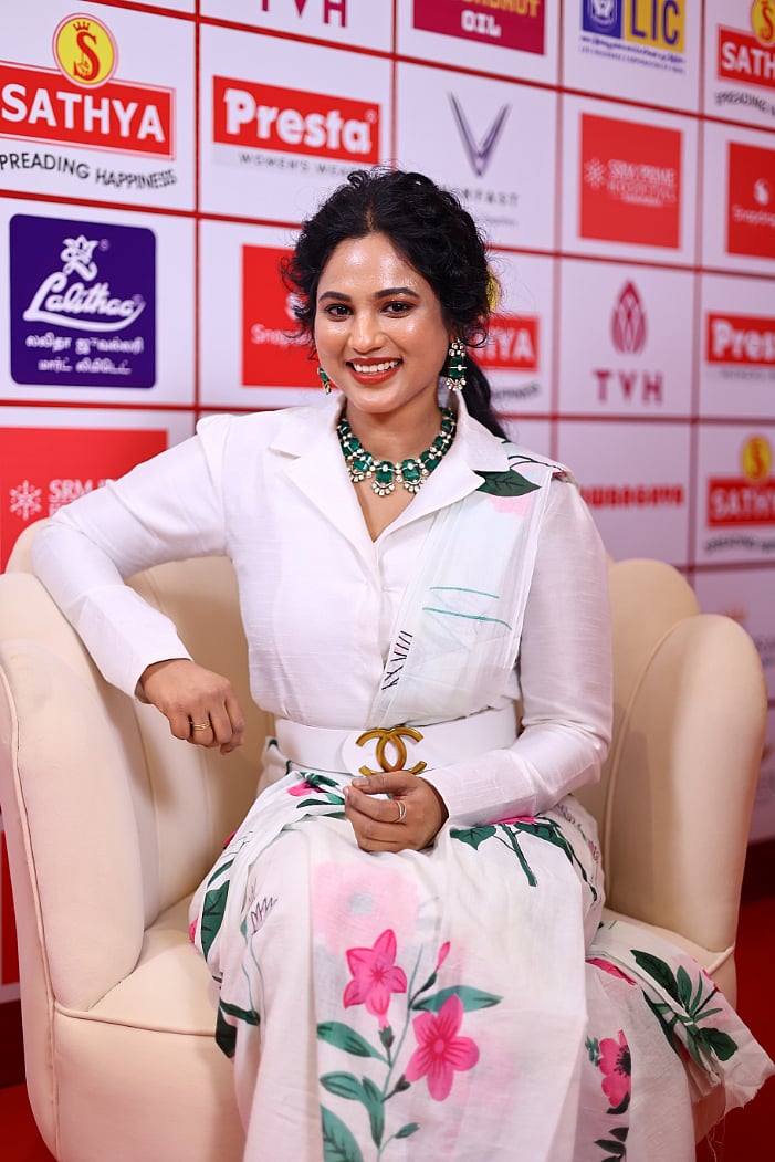 செய்தி வாசிப்பாளர் கண்மணி க்யூட் க்ளிக்ஸ்