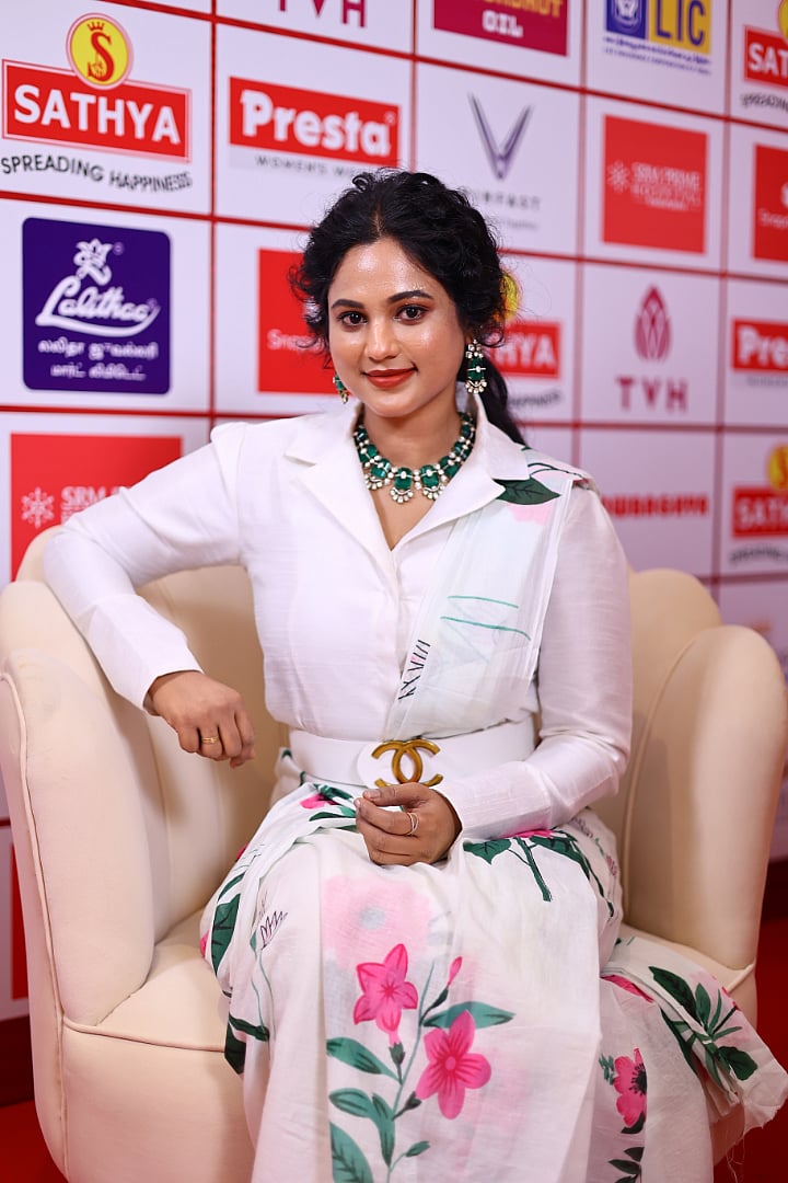 செய்தி வாசிப்பாளர் கண்மணி க்யூட் க்ளிக்ஸ்