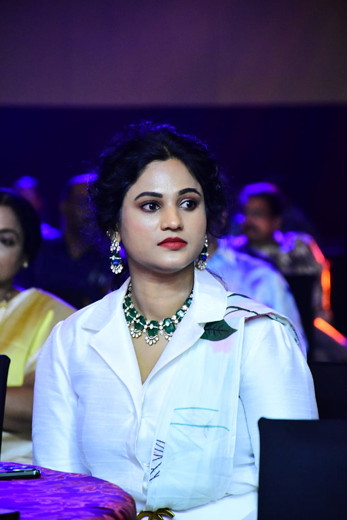 செய்தி வாசிப்பாளர் கண்மணி க்யூட் க்ளிக்ஸ்
