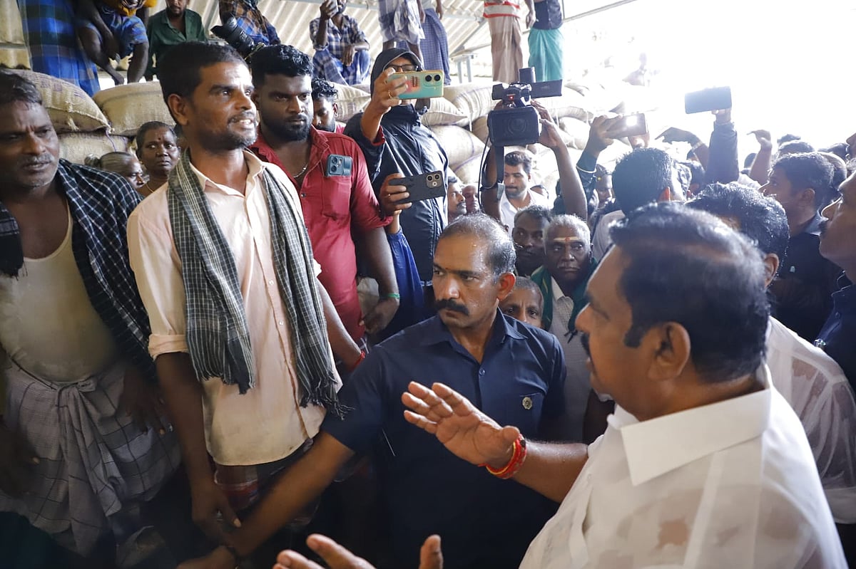 நேரடி நெல் கொள்முதல் நிலையத்தில் எடப்பாடி பழனிசாமி