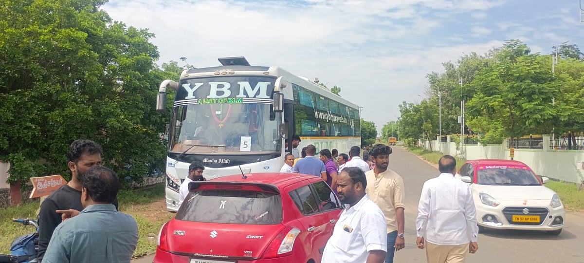 பாதிக்கப்பட்டவர்களை அழைத்து செல்லும் பேருந்து