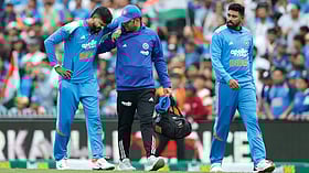 Shreyas Iyer: 'விலா எலும்பில் தசை கிழிவு' - ஸ்ரேயஸ் உடல்நிலை எப்படியிருக்கிறது? பிசிசிஐ அப்டேட்