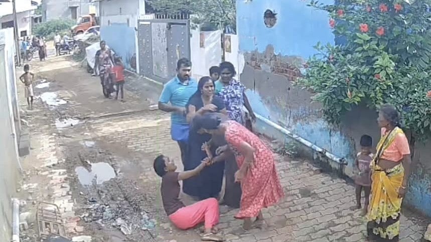 மாணவிகளுக்கு பலத்த காயம்