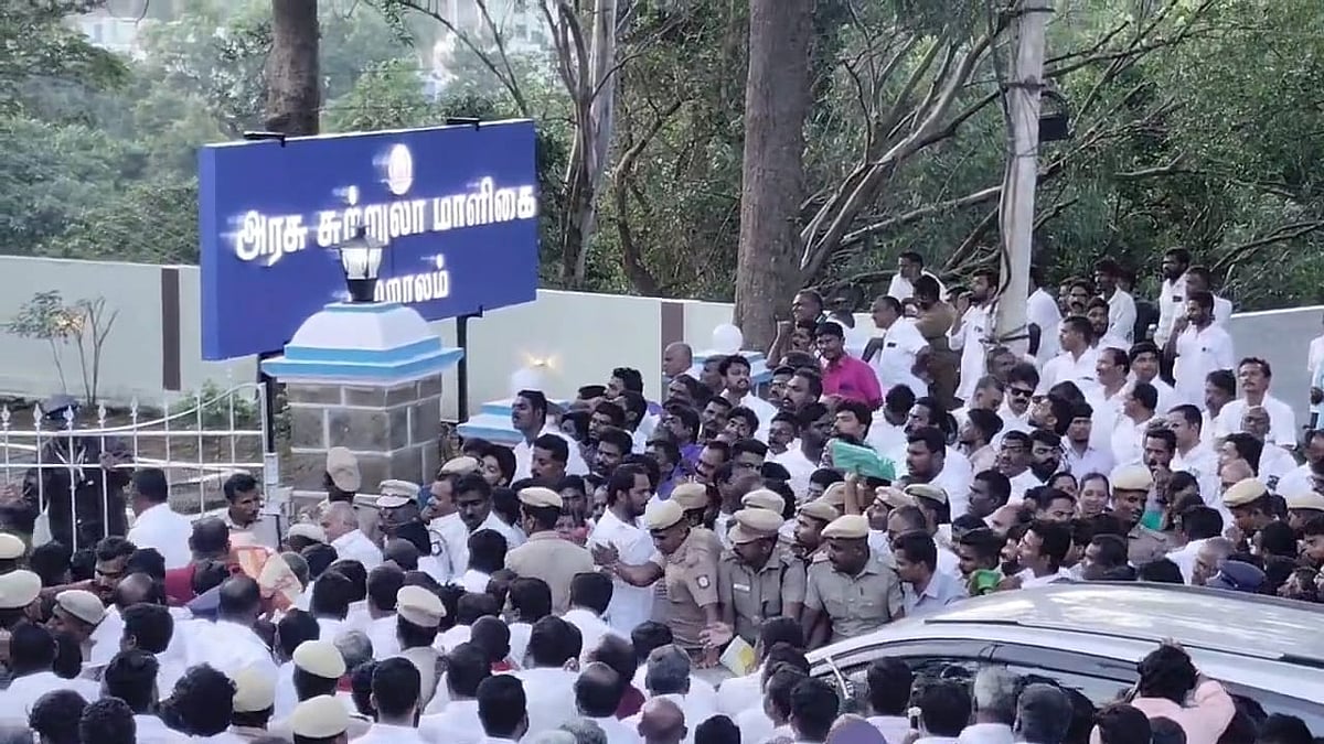 காவல்துறையுடன் தள்ளுமுள்ளு.