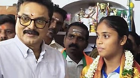 "என்னால் முடிந்த உதவிகளைச் செய்ய ஆசைப்படுகிறேன்" - கண்ணனி நகர் கார்த்திகாவை பாராட்டிய சரத்குமார்