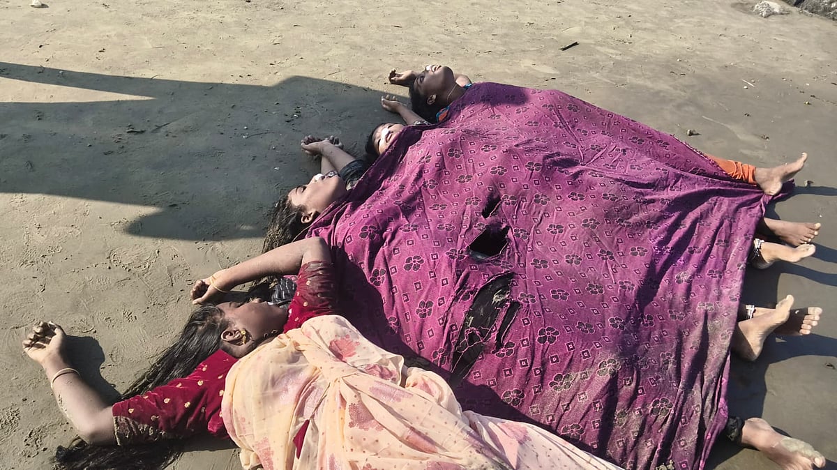 கரை ஒதுங்கிய நான்கு இளம் பெண்களின் சடலம்