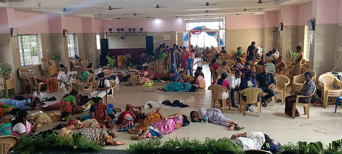 மண்டபத்தில் அடைக்கப்பட்டிருக்கும் தூய்மைப் பணியாளர்கள்