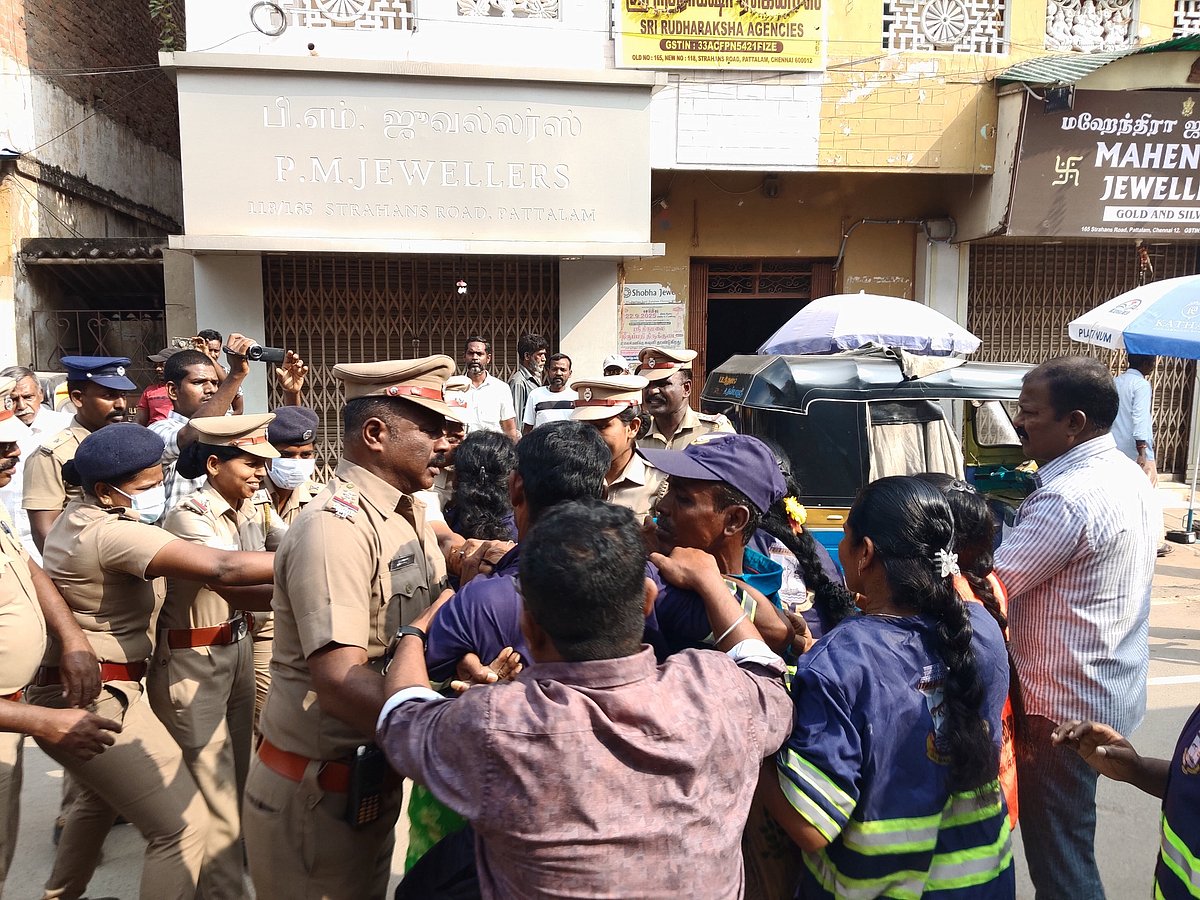 தூய்மைப் பணியாளர்களை கைது செய்யும் காவல்துறையினர்