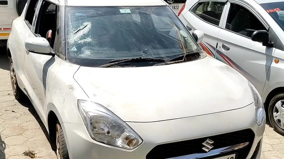 மாணவி பேசிக் கொண்டிருந்த கார்