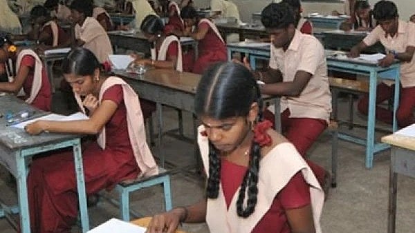 `தேர்ச்சி-பெற்றும்-உதவித்தொகை-கிடைக்கவில்லை---குமுறும்-அரசுப்பள்ளி-மாணவர்கள்;-கவன