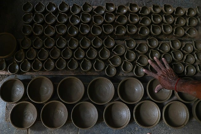 அகல் விளக்குகள் தயாரிக்கும் பணி, சென்னை ராயப்பேட்டை.