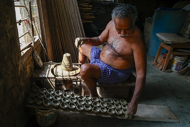 அகல் விளக்குகள் தயாரிக்கும் பணி, சென்னை ராயப்பேட்டை.