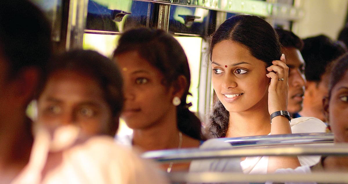 மாயபிம்பம் விமர்சனம்: நிஜத்திற்கும் பிம்பத்திற்கும் இடையில் சிக்கும் காதல்; மனதைக் கரைக்கிறதா படம்?