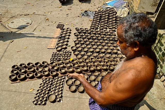 அகல் விளக்குகள் தயாரிக்கும் பணி, சென்னை ராயப்பேட்டை.