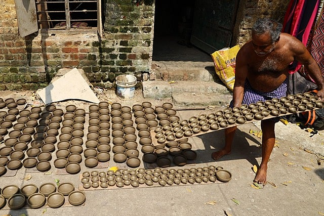 அகல் விளக்குகள் தயாரிக்கும் பணி, சென்னை ராயப்பேட்டை.