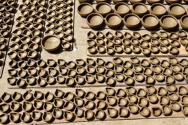 அகல் விளக்குகள் தயாரிக்கும் பணி, சென்னை ராயப்பேட்டை.