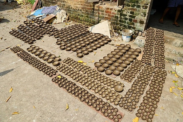 அகல் விளக்குகள் தயாரிக்கும் பணி, சென்னை ராயப்பேட்டை.