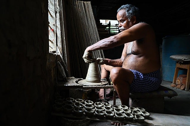 அகல் விளக்குகள் தயாரிக்கும் பணி, சென்னை ராயப்பேட்டை.