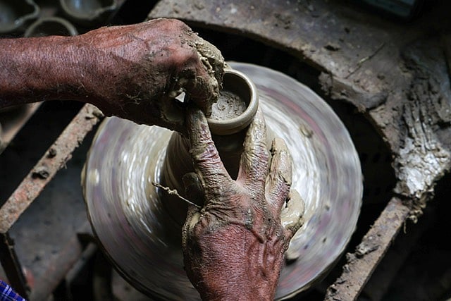 அகல் விளக்குகள் தயாரிக்கும் பணி, சென்னை ராயப்பேட்டை.