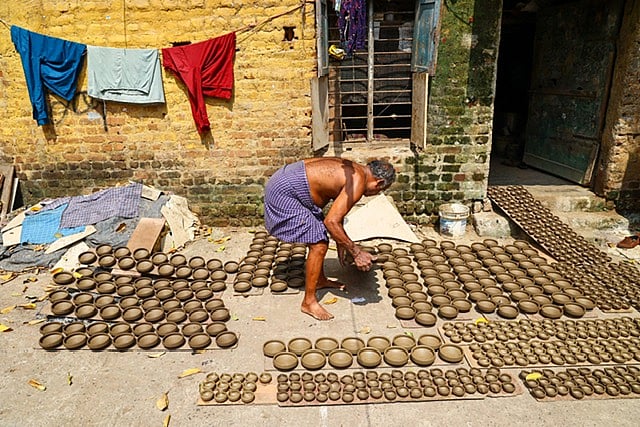 அகல் விளக்குகள் தயாரிக்கும் பணி, சென்னை ராயப்பேட்டை.