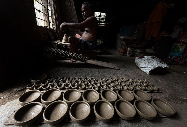 அகல் விளக்குகள் தயாரிக்கும் பணி, சென்னை ராயப்பேட்டை.