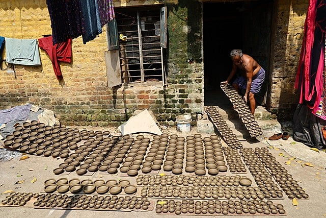 அகல் விளக்குகள் தயாரிக்கும் பணி, சென்னை ராயப்பேட்டை.