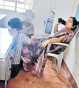 ஆசிரியைக்கு மசாஜ் செய்யும் மாணவிகள்