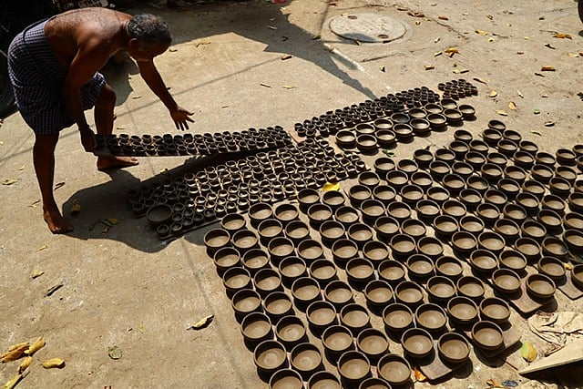 அகல் விளக்குகள் தயாரிக்கும் பணி, சென்னை ராயப்பேட்டை.