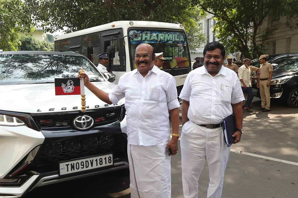 முன்னாள் அமைச்சர் ஜெயக்குமார், மாநிலங்களவை எம்.பி இன்பதுரை