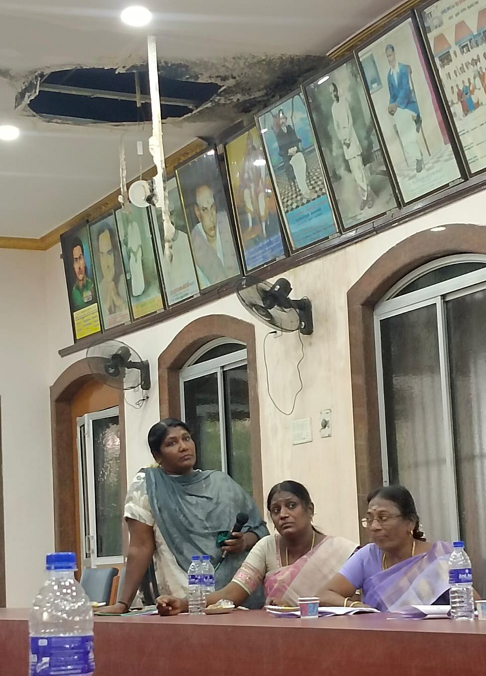 இடிந்த விழும் நிலையில் மேற்கூரை