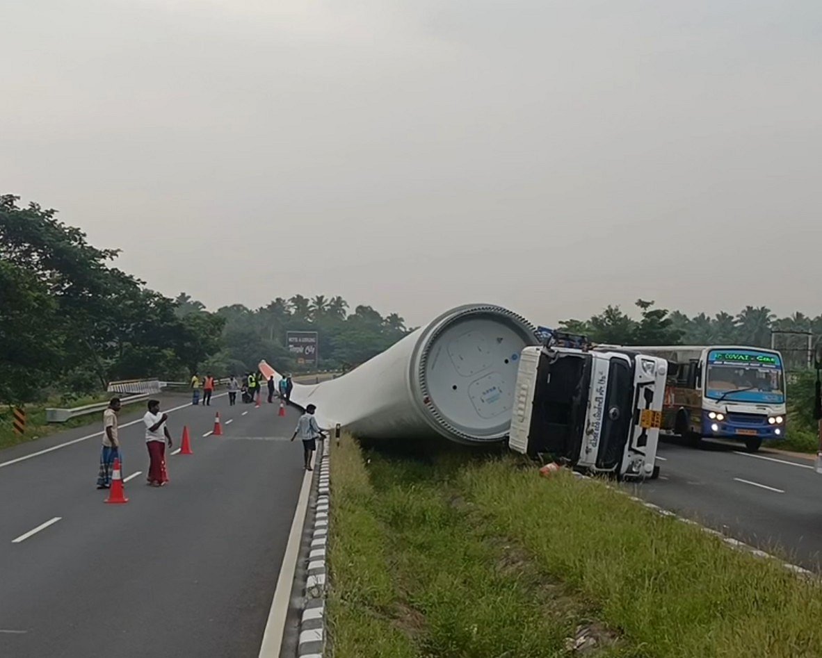 திண்டுக்கலில் ராட்சச காற்றலை இறக்கை ஏற்றி வந்த லாரி கவிழ்ந்து விபத்து