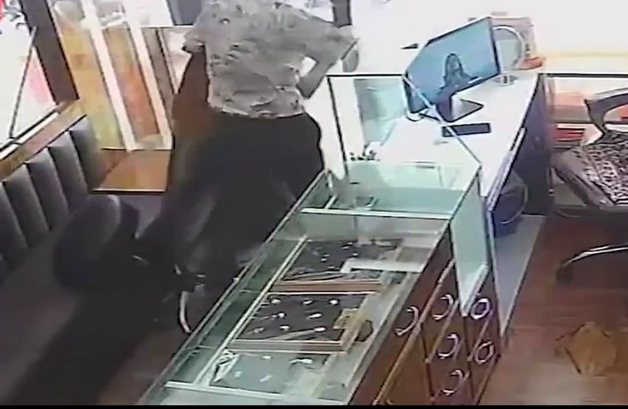 கொள்ளையடிக்க முயன்ற பெண் மீது தாக்குதல்