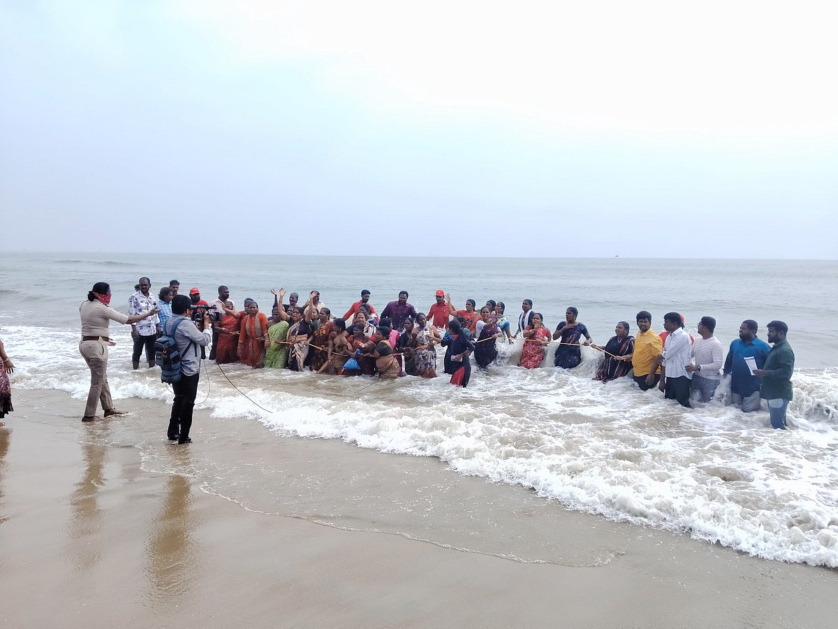 கடலில் இறங்கி போராடிய தூய்மைப் பணியாளர்கள்