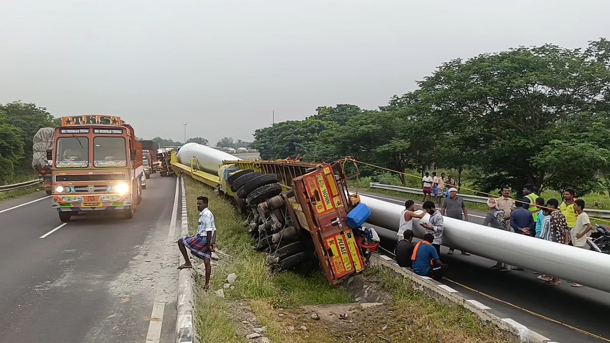 திண்டுக்கலில் ராட்சச இறக்கை ஏற்றி வந்த லாரி கவிழ்ந்து விபத்து