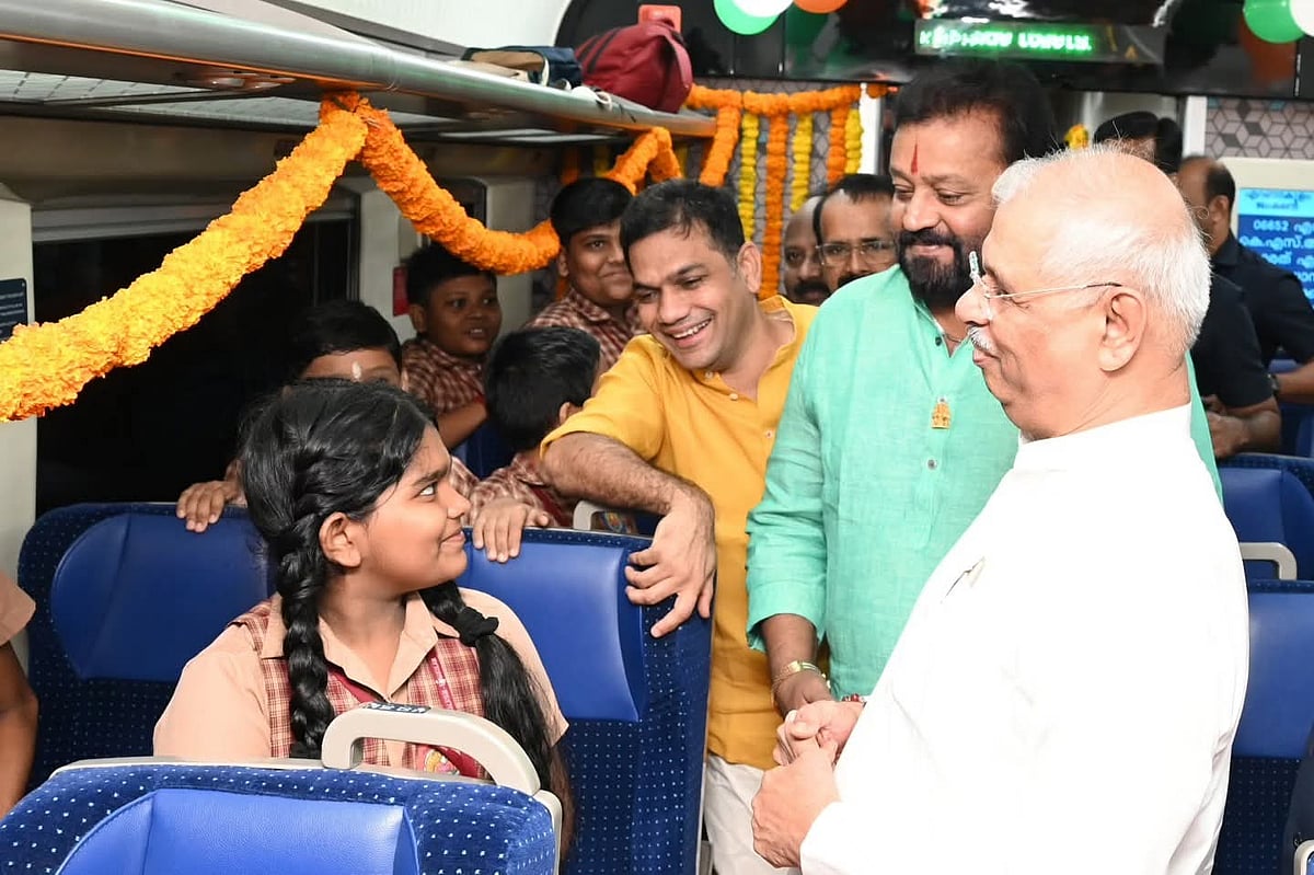 எர்ணாகுளம் வந்தேபாரத் தொடக்கவிழாவில் கவர்னர், மத்திய அமைச்சர்கள் கலந்துகொண்டனர்