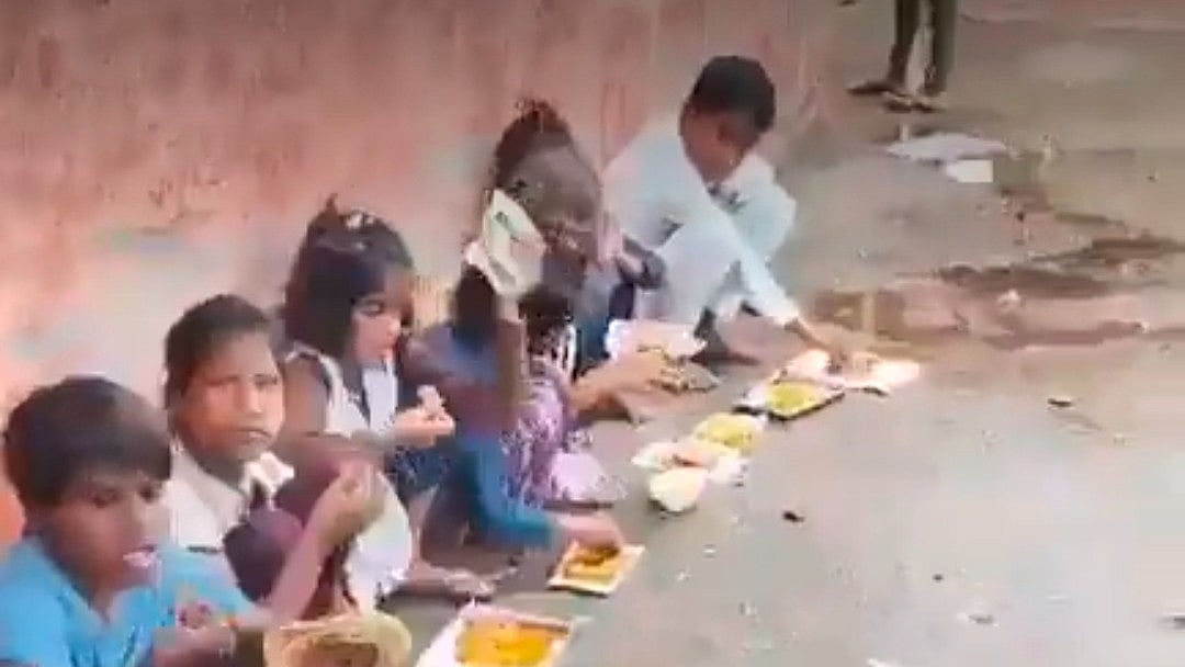 நியூஸ் பேப்பரில் மதிய உணவு