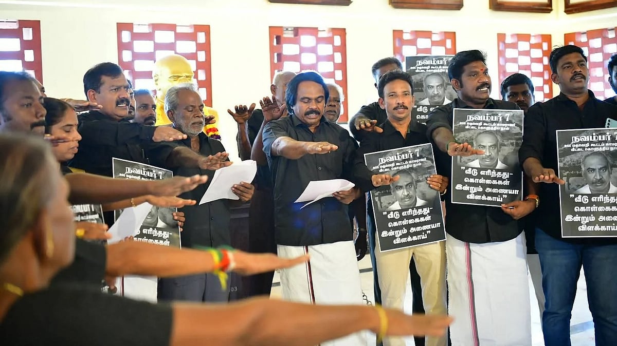 காமராஜர் நினைவிடத்தில் அமைச்சர் மனோதங்கராஜ்