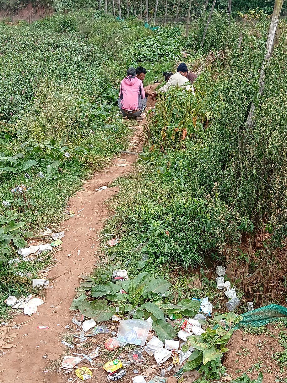 மது பாராக மாறிய நீர்நிலை