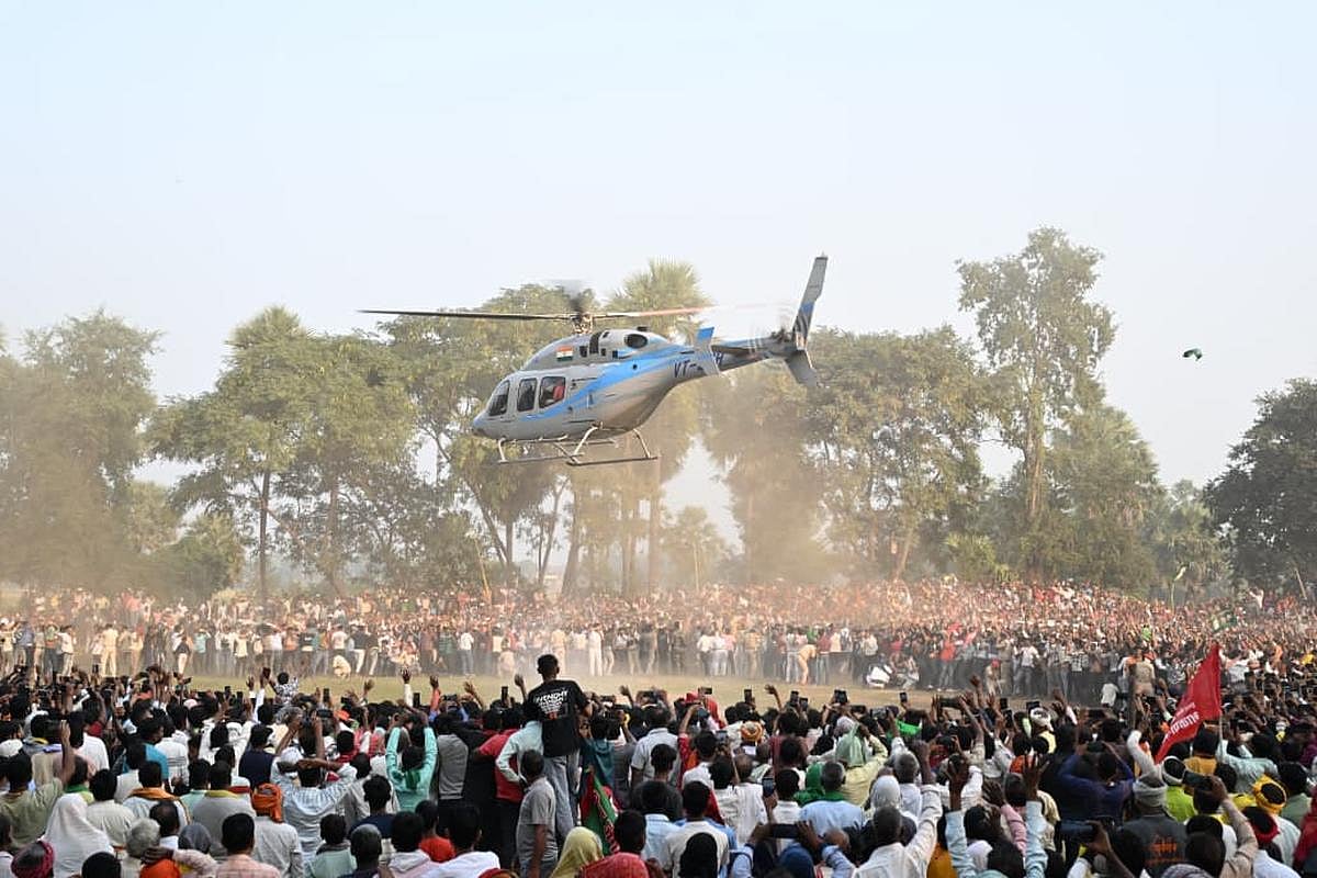 ஹெலிகாப்டர்களில் பிரசாரம்