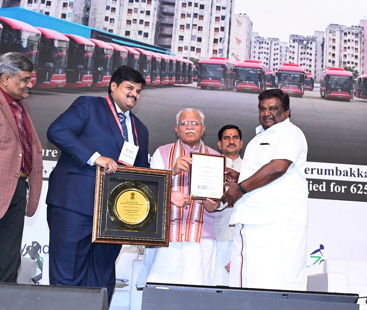 மத்திய அரசிடம் விருது பெரும் அமைச்சர் சிவசங்கர்