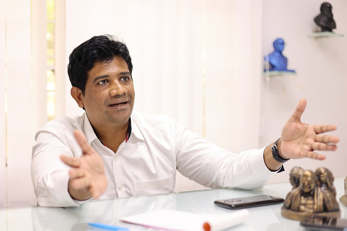 மருத்துவர் எழிலன்