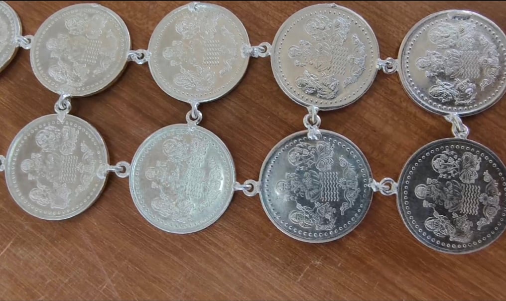 சரஸ்வதி- லெட்சுமி- விநாயகர் உருவம் பொறிக்கப்பட்ட வெள்ளிக் காசுமாலை