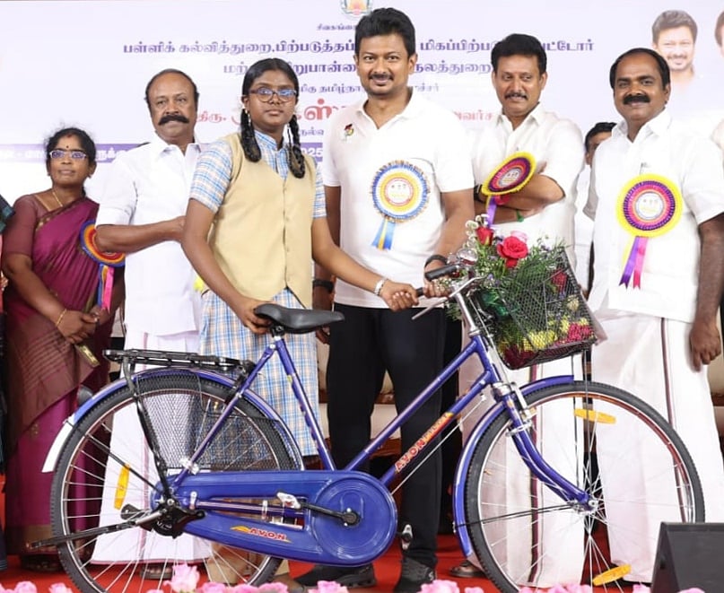 காரைக்குடி பள்ளி விழாவில் உதயநிதி ஸ்டாலின்