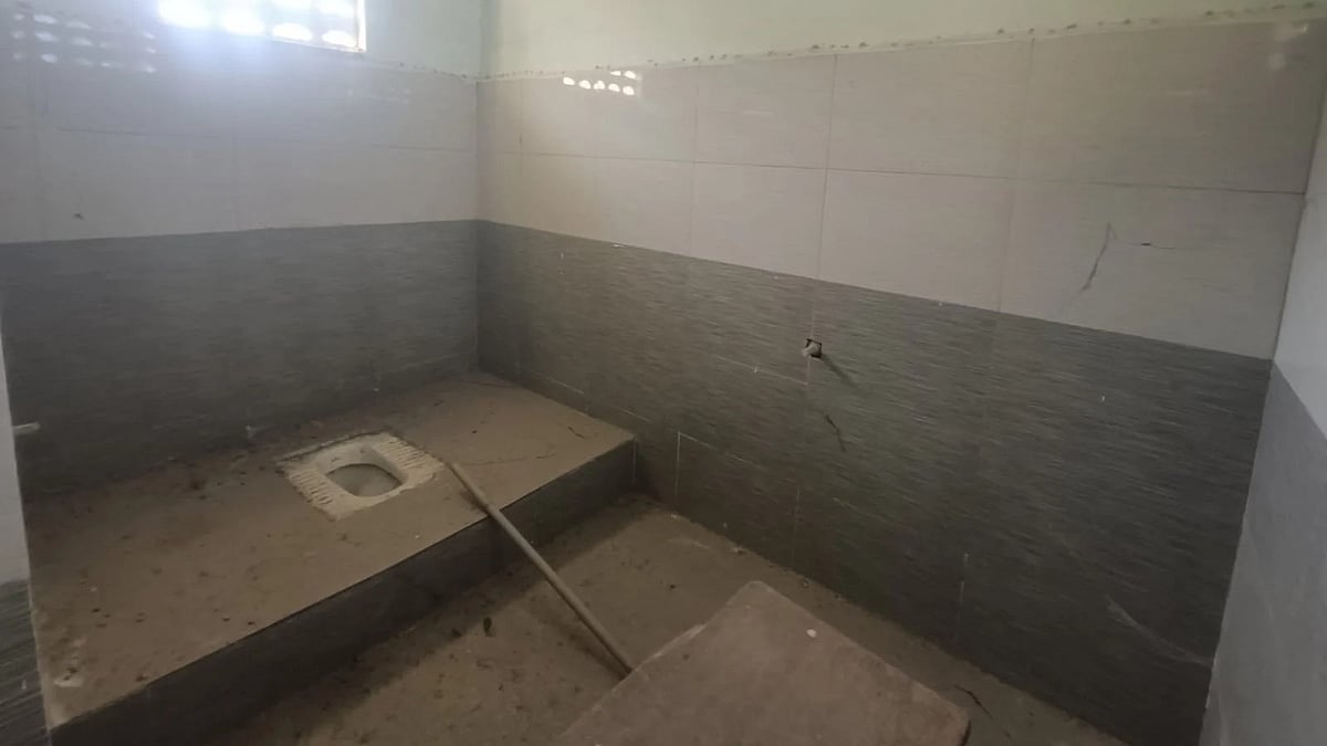 பராமரிக்கப்படாமல், பயன்படுத்த முடியாமல் உள்ள கழிவறை