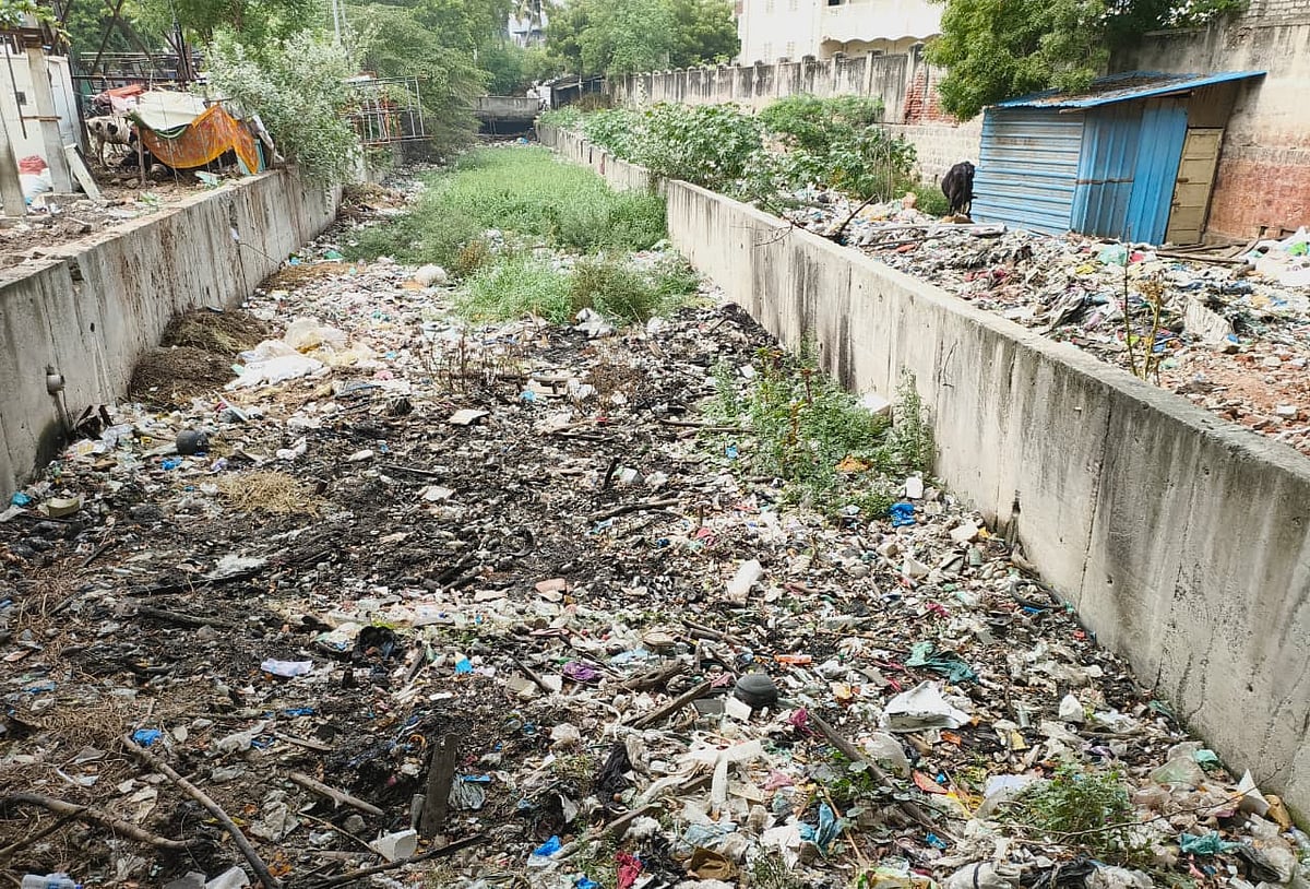 மதுரை: கிருதுமால் ஆற்றுக் கரையில் குப்பையை குவித்த மாநகராட்சி