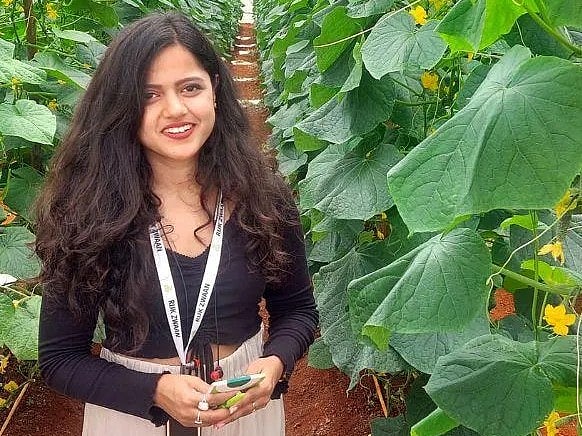 தோட்டத்தில் அனுஷ்கா ஜெய்ஸ்வால்