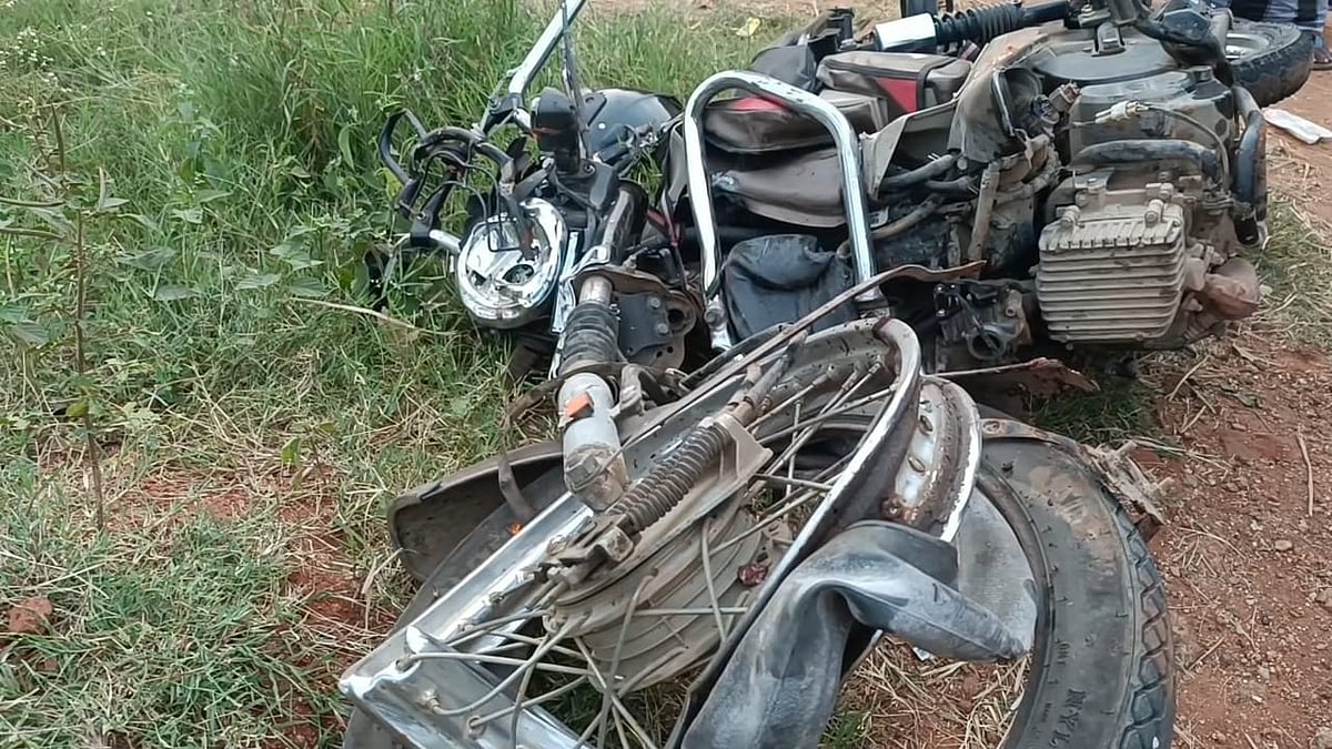 விபத்துக்குள்ளான இரு சக்கர வாகனம்