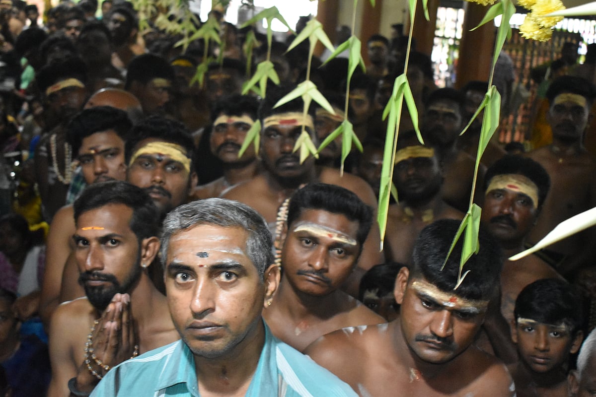 ஐயப்பனுக்கு மாலை அணிந்த பக்தர்கள், ஈரோடு. 