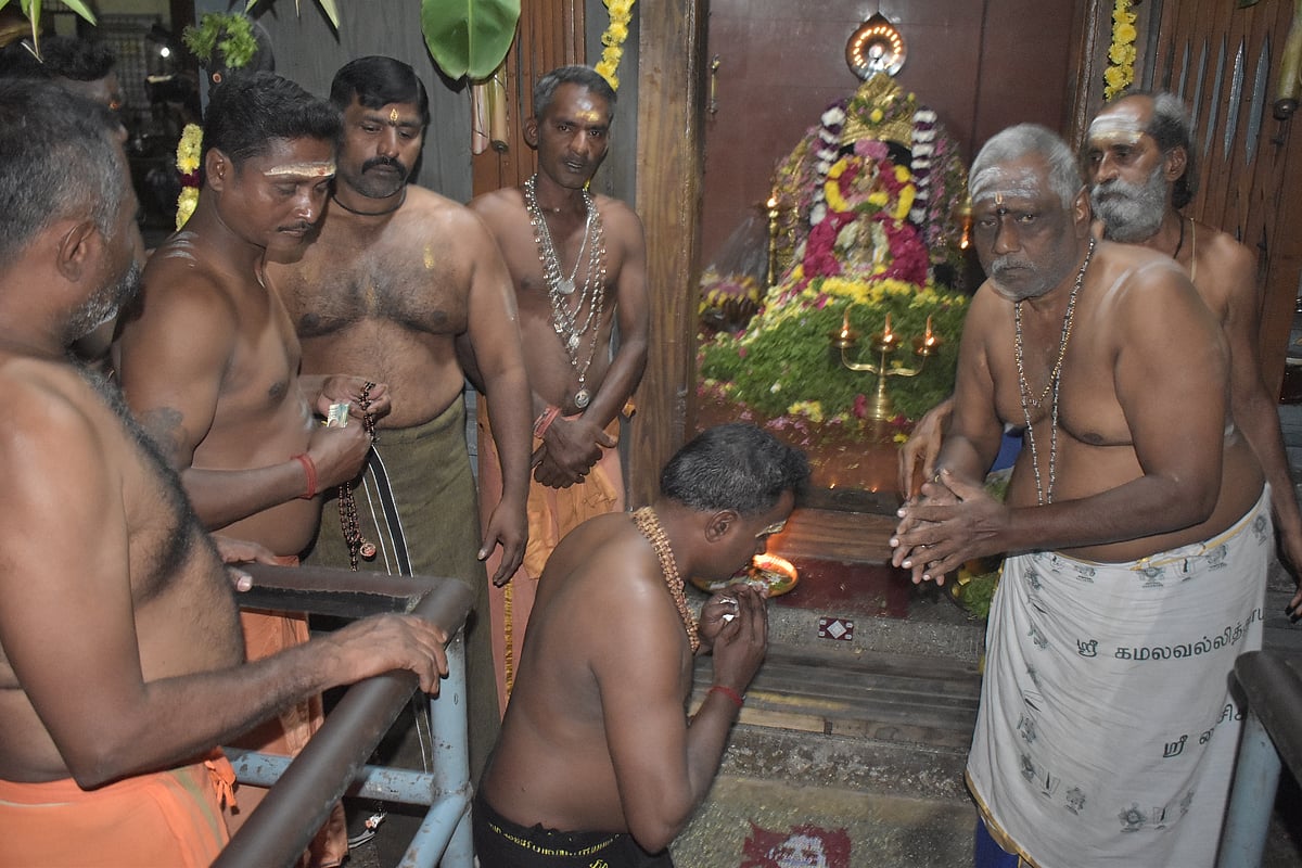 ஐயப்பனுக்கு மாலை அணிந்த பக்தர்கள், ஈரோடு. 