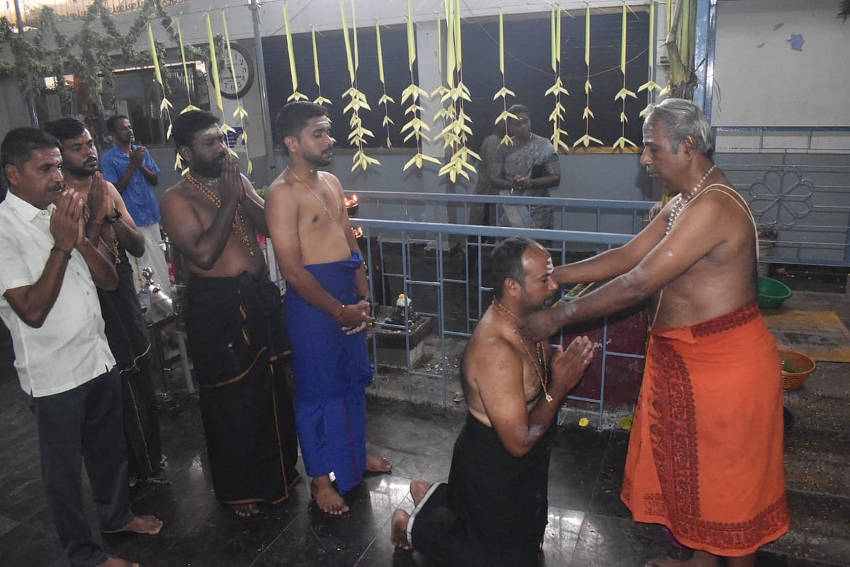 ஐயப்பனுக்கு மாலை அணிந்த பக்தர்கள், ஈரோடு.